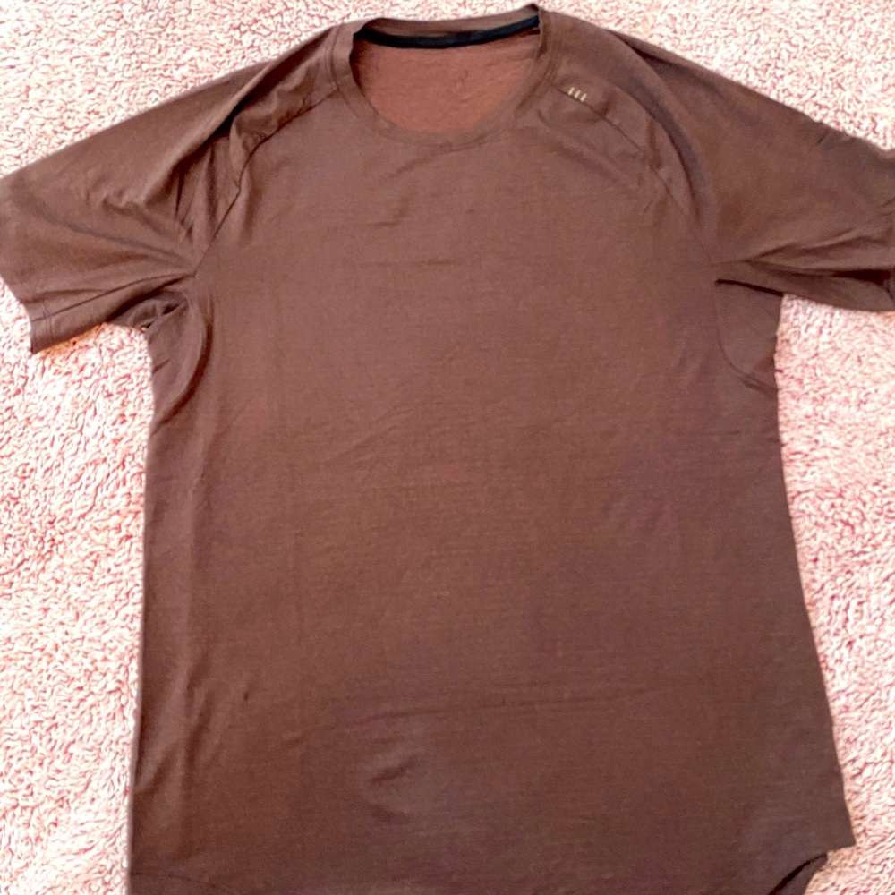 Men’s lululemon athletic top
